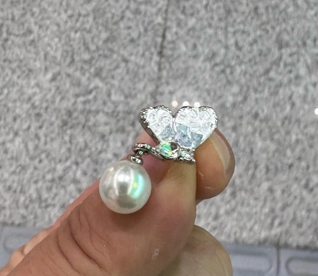 在地铁里差点被耳钉扎穿脚