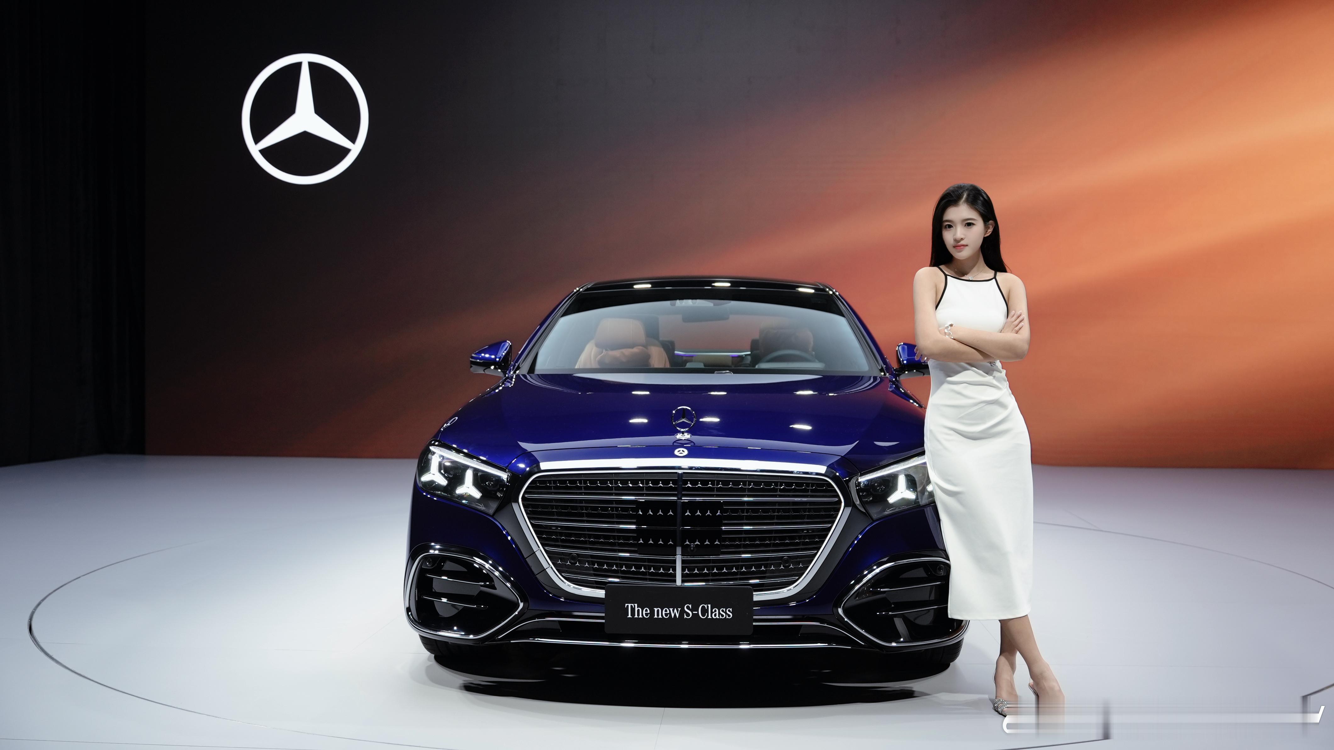 站在奔驰S旁边，气场+99999奔驰全新s级发布