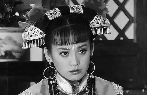 娜木钟——一个名字不算响亮，却牵连察哈尔、后金、大清三段权势交替的人物。她的前半