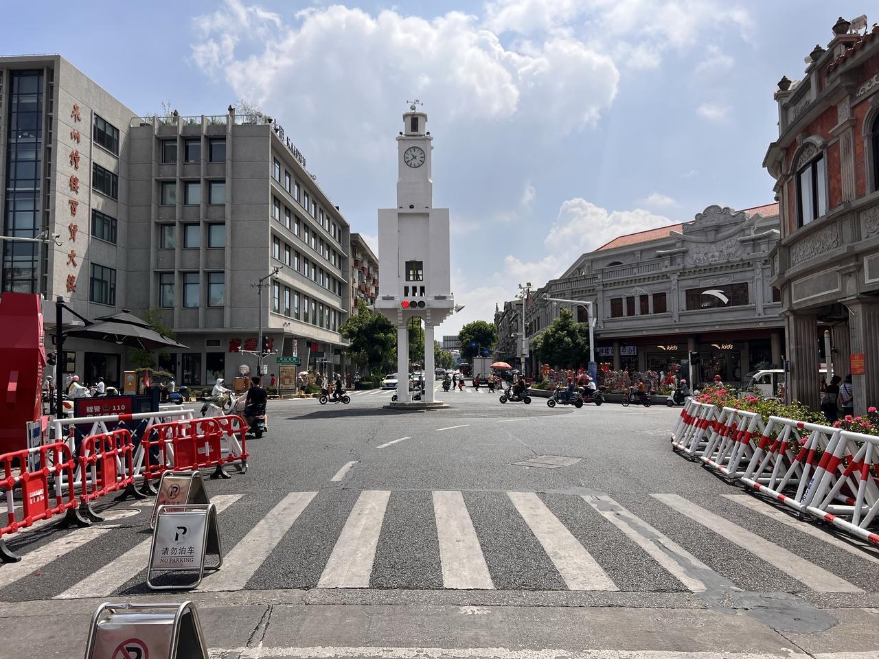 为何说泉州钟楼告诉我们有一种美叫小而美？在全国各地都有很多的钟楼，大部分都特别的