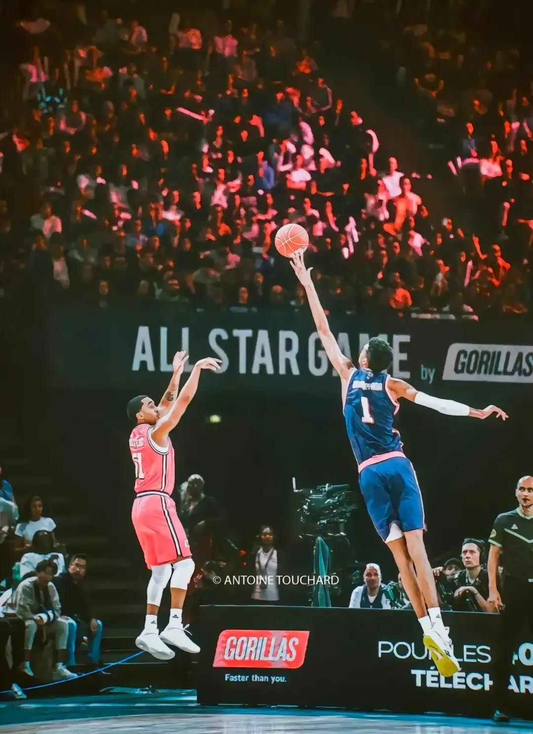 “你说说，我能怎么办，提前3秒出手吗？”
“打篮球没有身高太难了”
“教练，我想