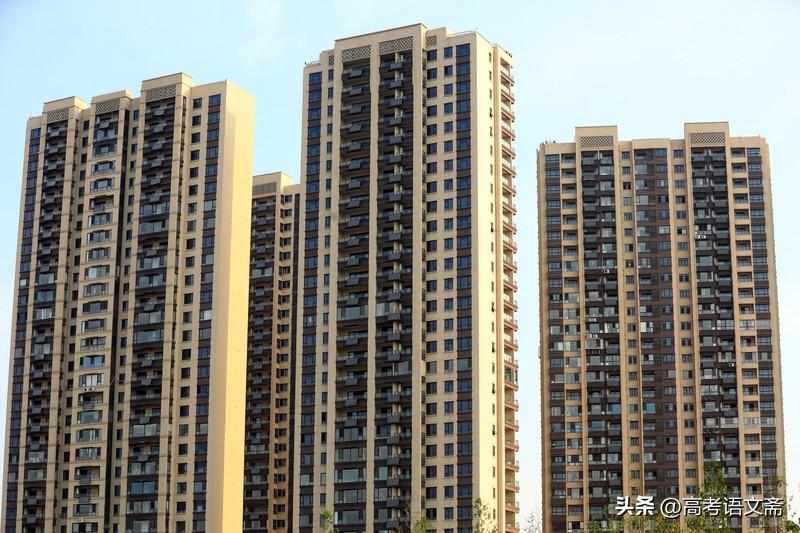 我认为大很多。如今社会发展的速度宛如疾驰的列车，十年间，生活的各个方面都发生了天