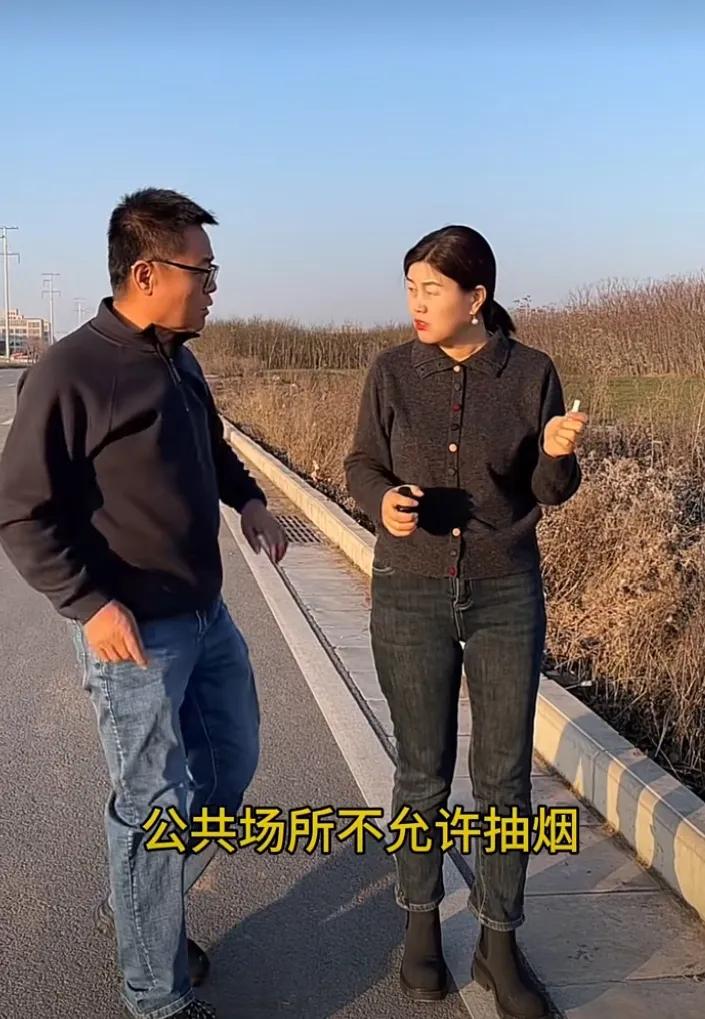 公共场所不吸烟，从我做起真是强中更有强中手，这美女反应可真够快的，想罚我款？没门