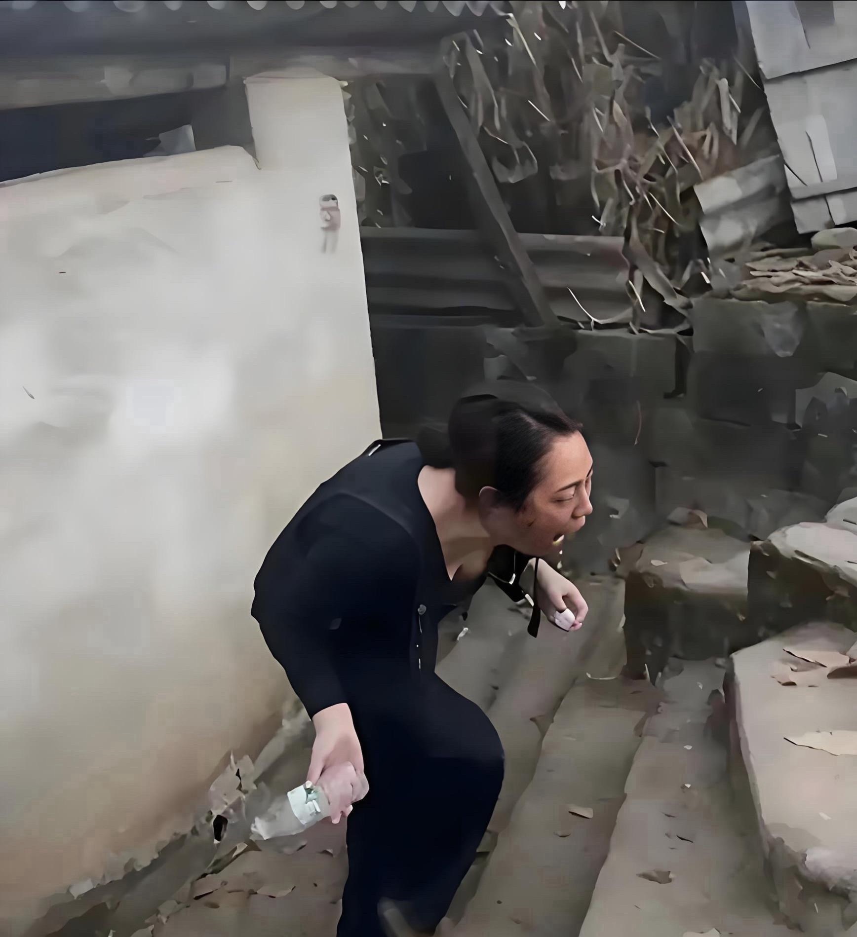 敢上这种厕所，还敢带手机 