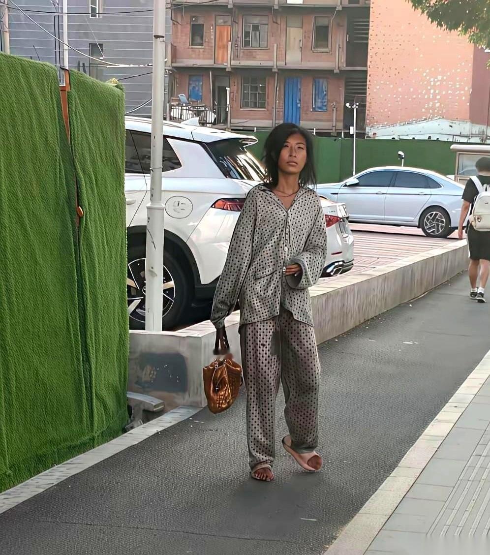 流浪女性无处落脚时很容易遭到侵害甚至意外怀孕。
想拉她们一把的普通人却被提醒绝不