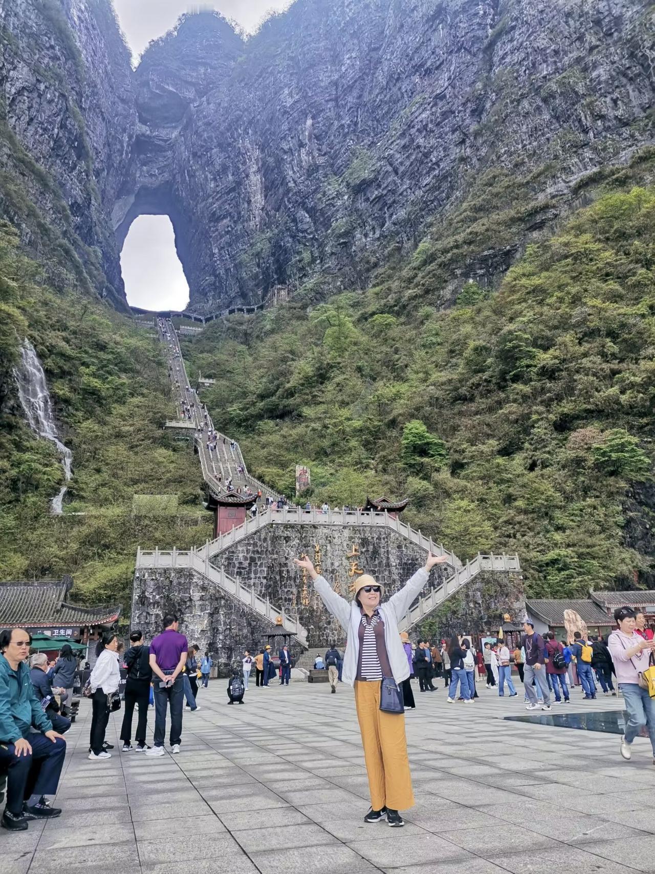游山玩水是大多数人的心头好，旅游途中拍照更是必不可少的一部分。
下面的照片你能看