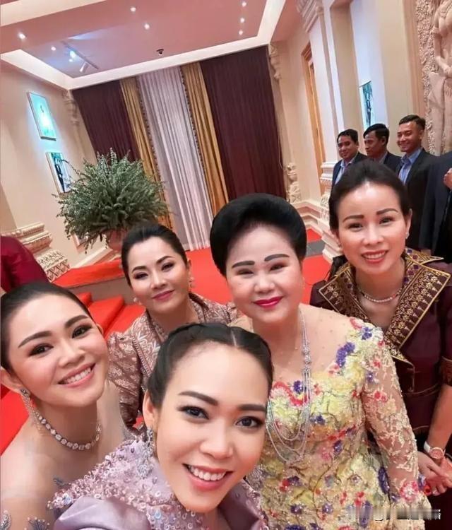 洪森夫人挺会穿衣服的，服装华丽，俯下身来又不易走光，挺好的。