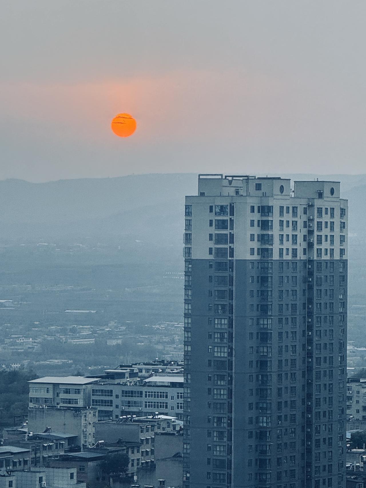 月落乌啼，总是千年的风霜，涛声依旧不见当初的夜晚