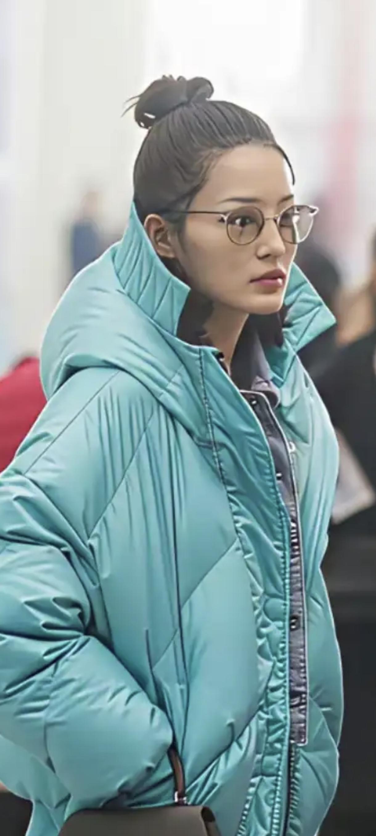 走出角色的明星们和咱们也差不多。这是逛街的李沁，高挽着丸子头，戴着眼镜，很像一个