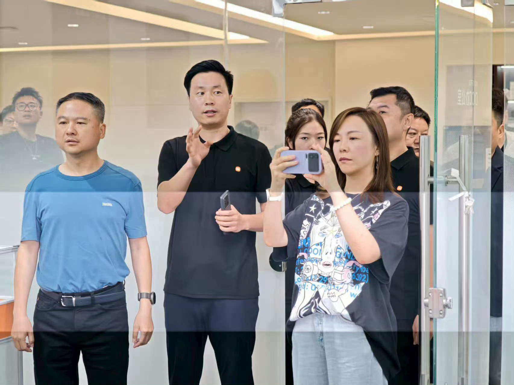 副屏的细腻度还可以，适配了很多软件的消息通知和操控显示，可用性很强，比灵动岛更易