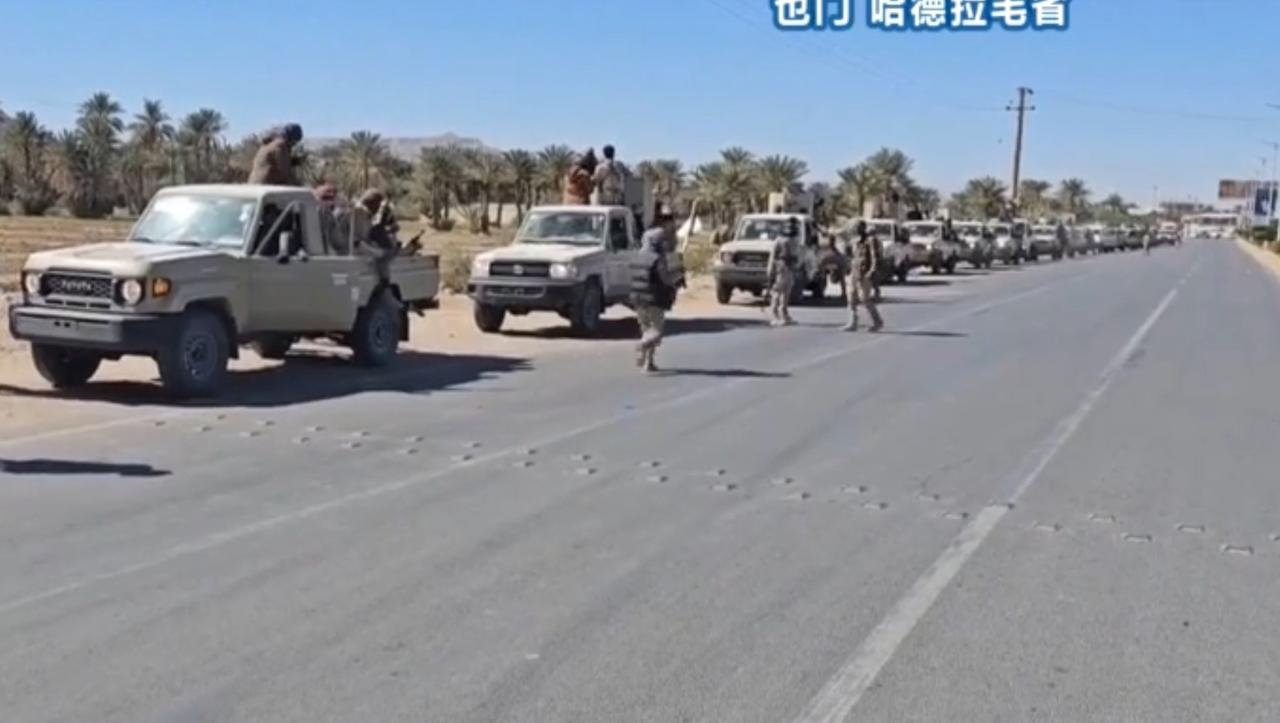 也门政府宣布收复东部哈德拉毛省，当地街头可见政府军的车队推进，同时也能看到冲突后