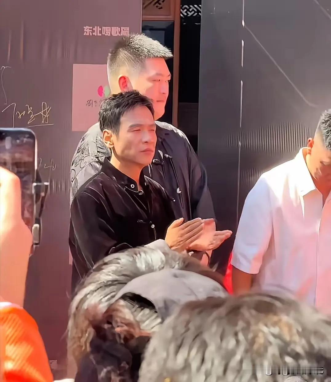宋小宝现身沈阳，果然是东北“王嘉尔”。瘦了，瘦的骨骼清秀，皮肤也变得白皙，发型也