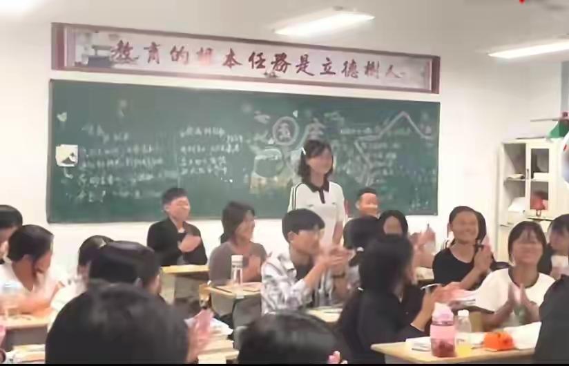 安徽安庆一所农村中学一节班会上，班主任每次让月考各科成绩第1名的同学站起来，坐在