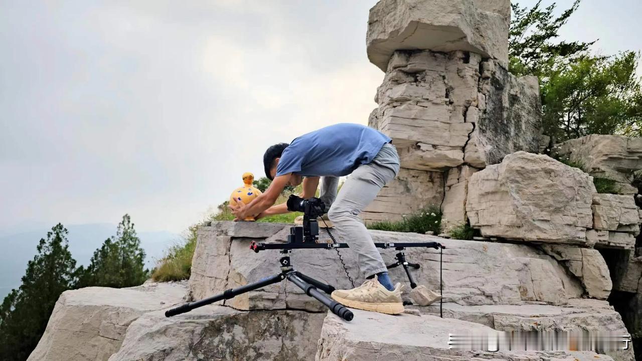 云门酒业歌曲MV拍摄中，把价值5位数的珍藏云门陈酿，背到山顶，拍摄日转星空转日出