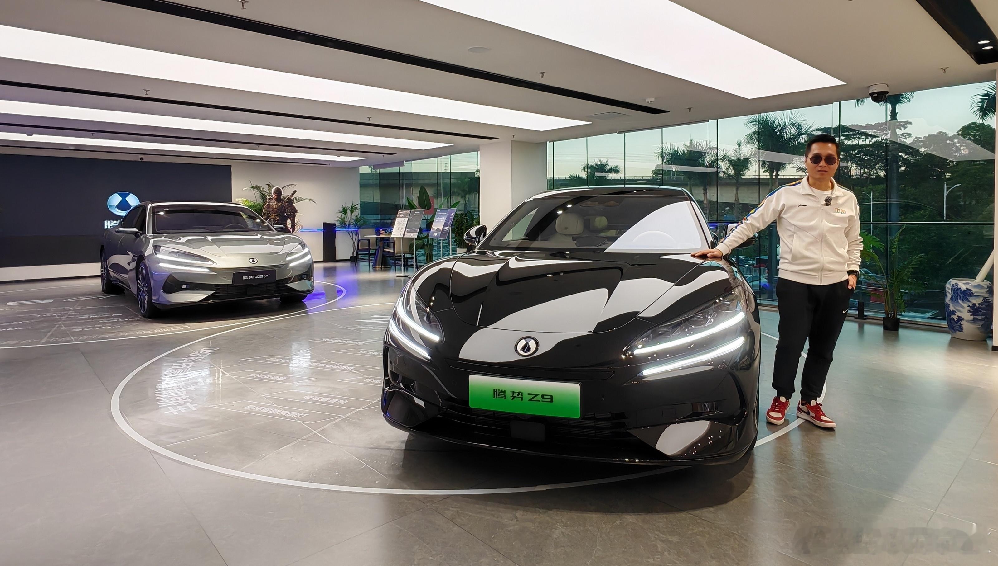 腾势Z9和Z9GT同框，33.98万元起，黑色很符合Z9的气质，Z字形的日间行车