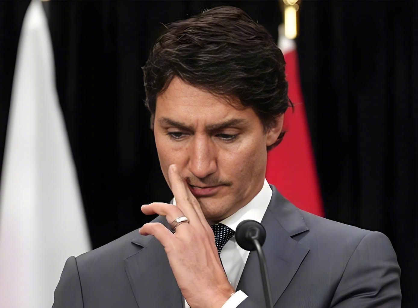 友情提醒一下，已婚男人发现自己老婆练瑜伽的话，最好去健身房看一下瑜伽教练，如果是