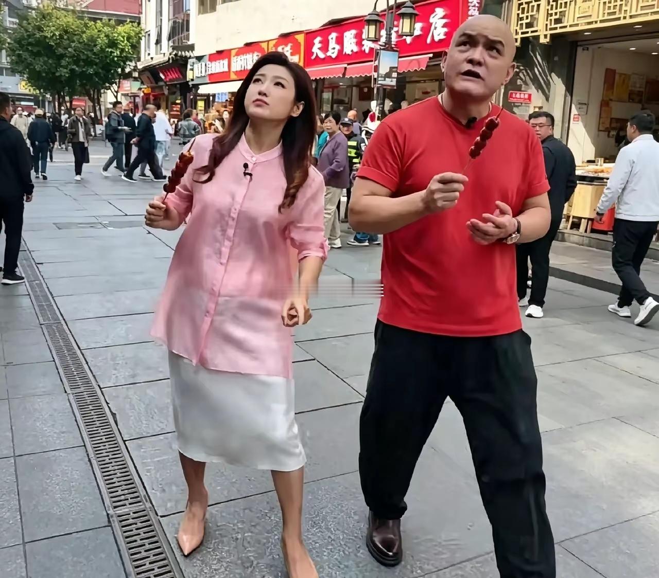 前门大街溜达，碰见春妮和史国良了俩人举着糖葫芦边走边吃 ​​​