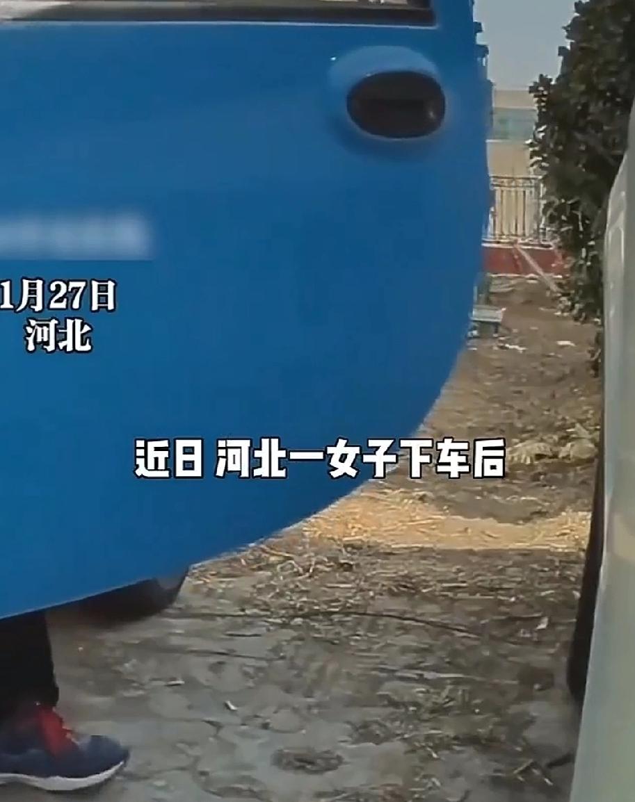 12月27日，河北。女子驾驶蓝色的车，停在白色轿车旁边。下车后，拿着钥匙缩在衣袖