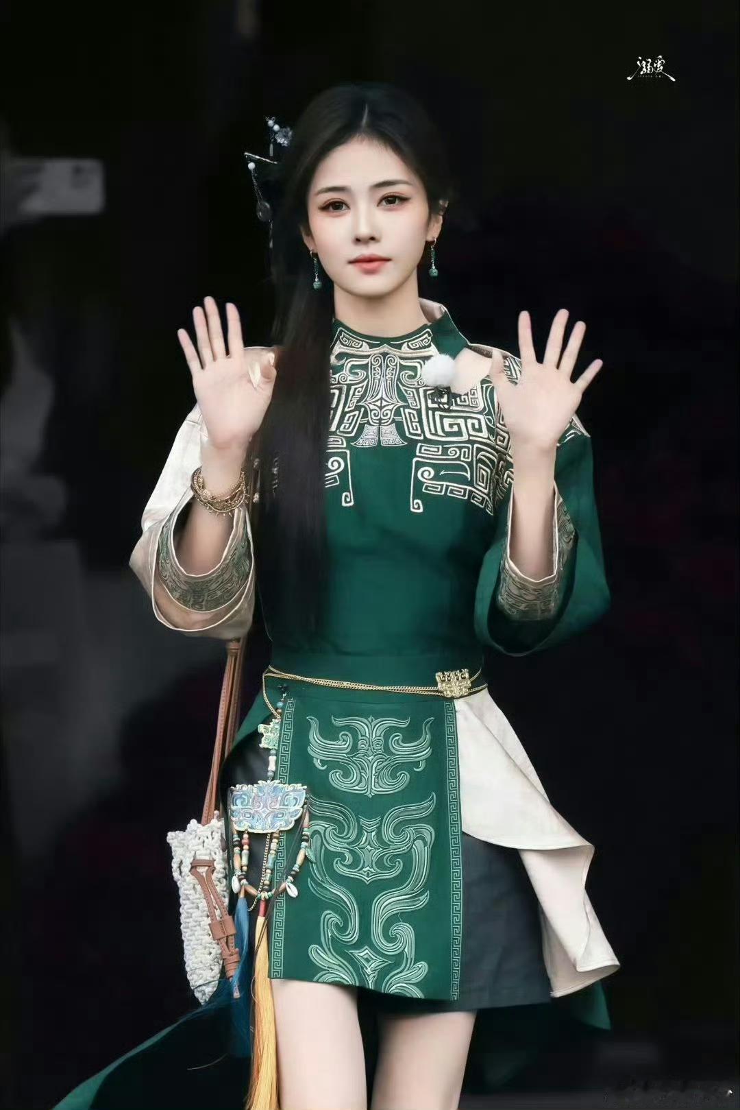 谁能不被白鹿的温柔和可爱圈粉啊！真的太喜欢看跑男的路透了，总能看到最真实鲜活的她