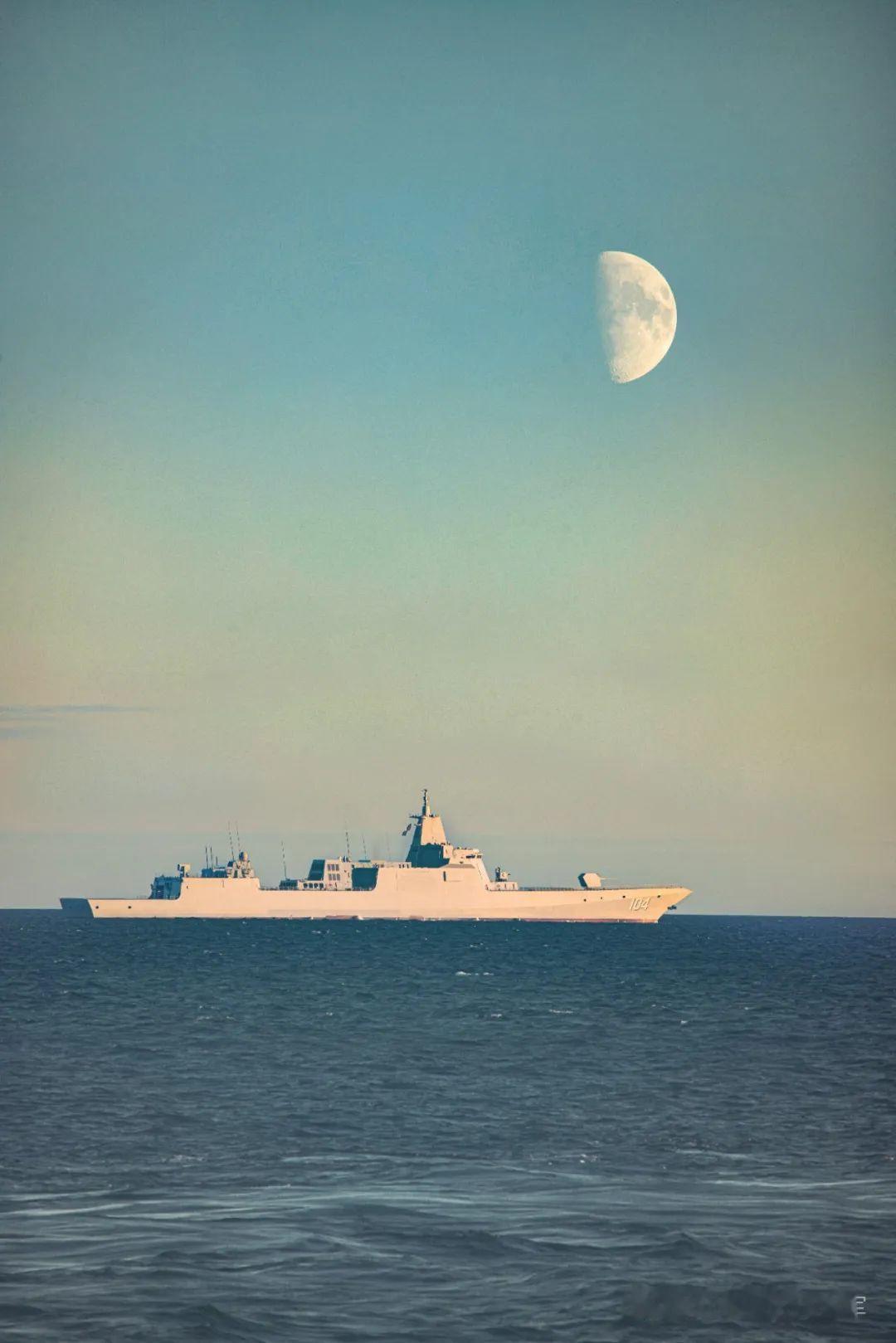 9月15日下午参加“北部·联合-2024”演习的中俄海上舰艇编队，混合编组成双纵