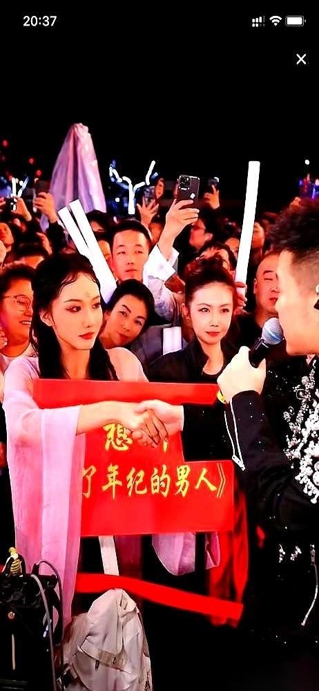 喊了三年“老婆”的红豆，终究还是被木森换掉了。
当红豆在直播间抹眼泪的时候，木森