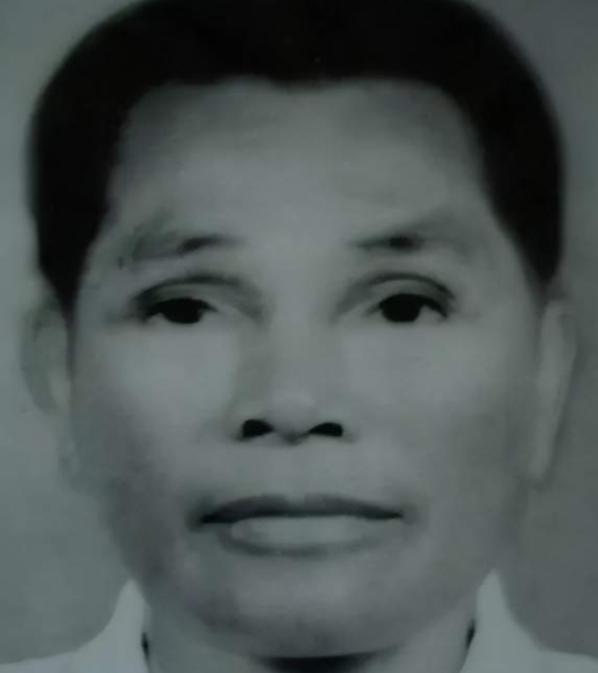 1960年，乐会县一位老农何世富，临终前向妻子坦白：“我原名叫何畏，是红军的军长