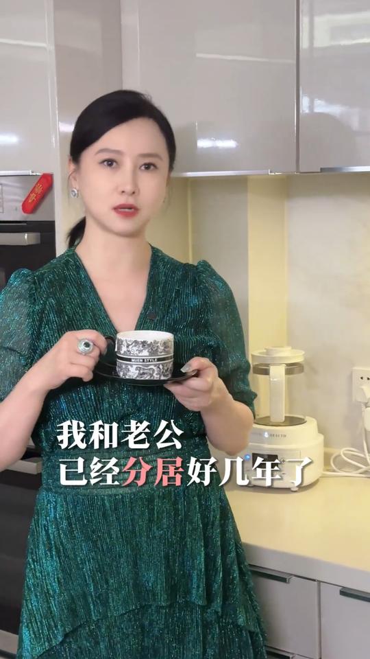 翁虹自爆，
因为工作原因，
和老公已分居好几年了，近日演员翁虹发视频说，自己是从
