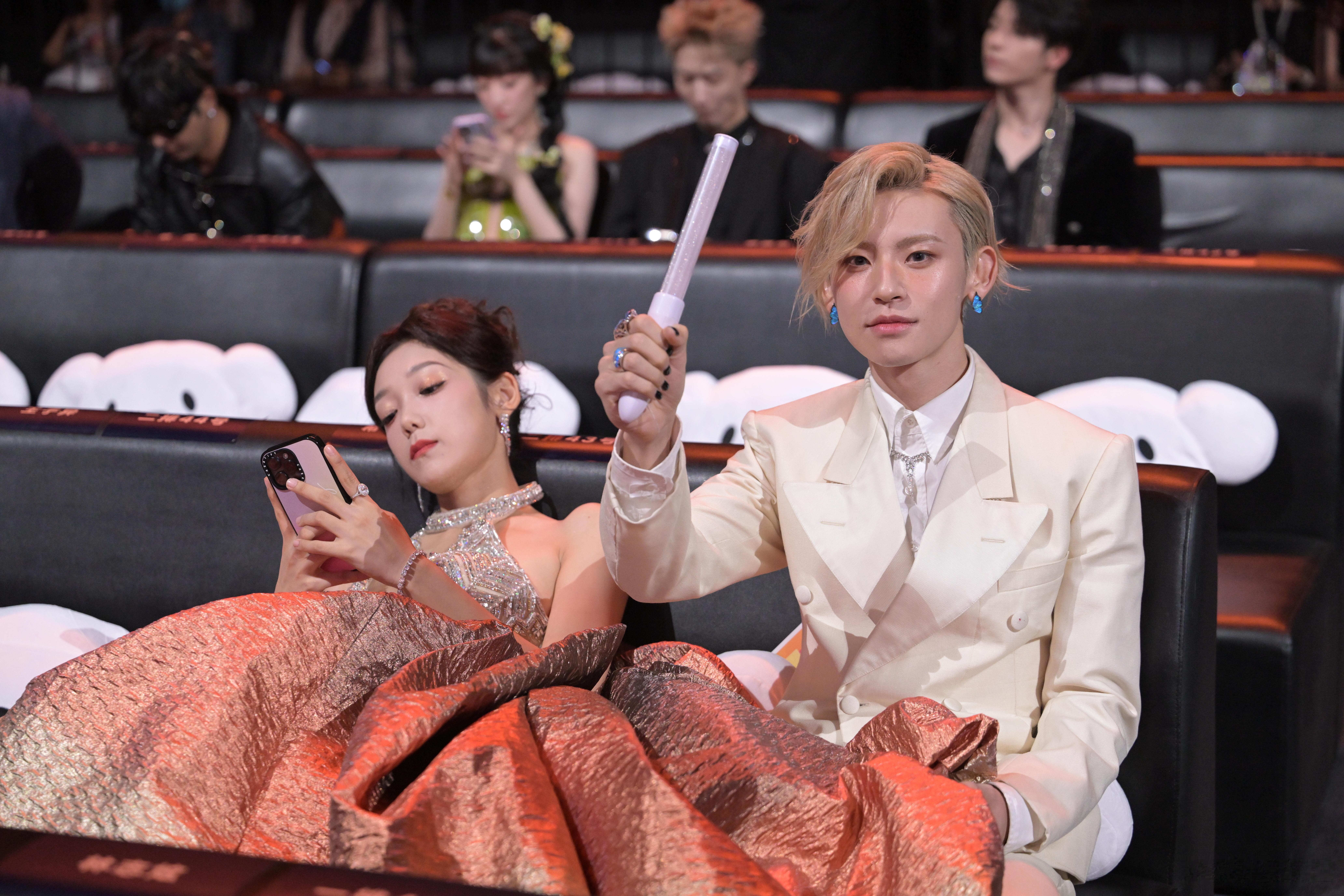  #王琳凯把希林娜依高裙子当毯子# 好松弛的希林娜依高，不过小鬼，你这是把人家裙