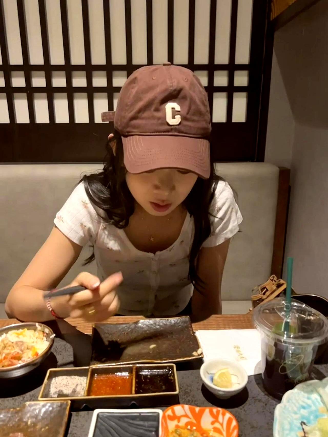 第一次见面时，他拿着菜单挑最便宜的素菜，结账再把126切成两半，连2元纸巾都要分