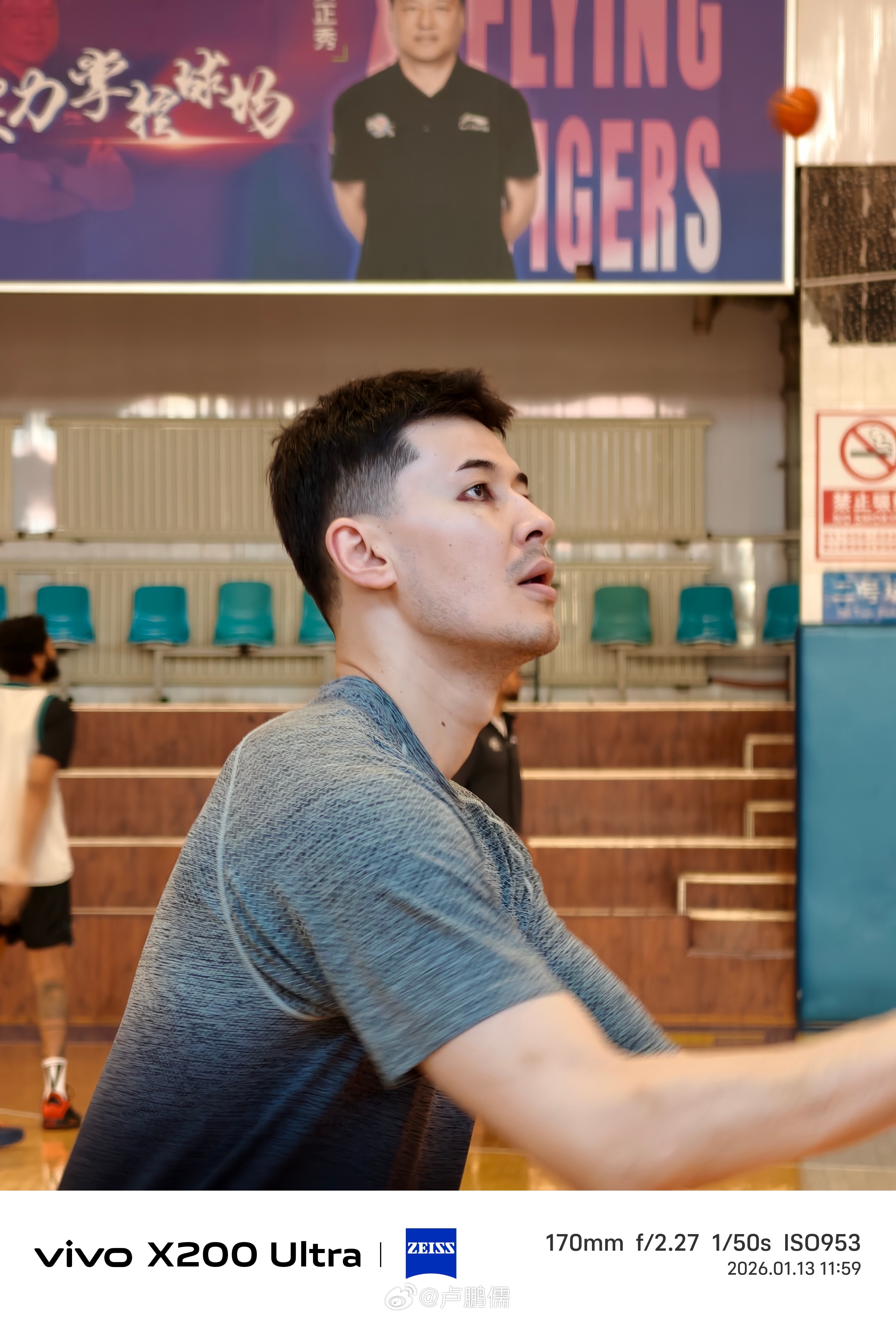 烟熏妆化的挺专业vivo阿不都沙拉木小卢篮球世界 乌鲁木齐·广汇飞虎训练营