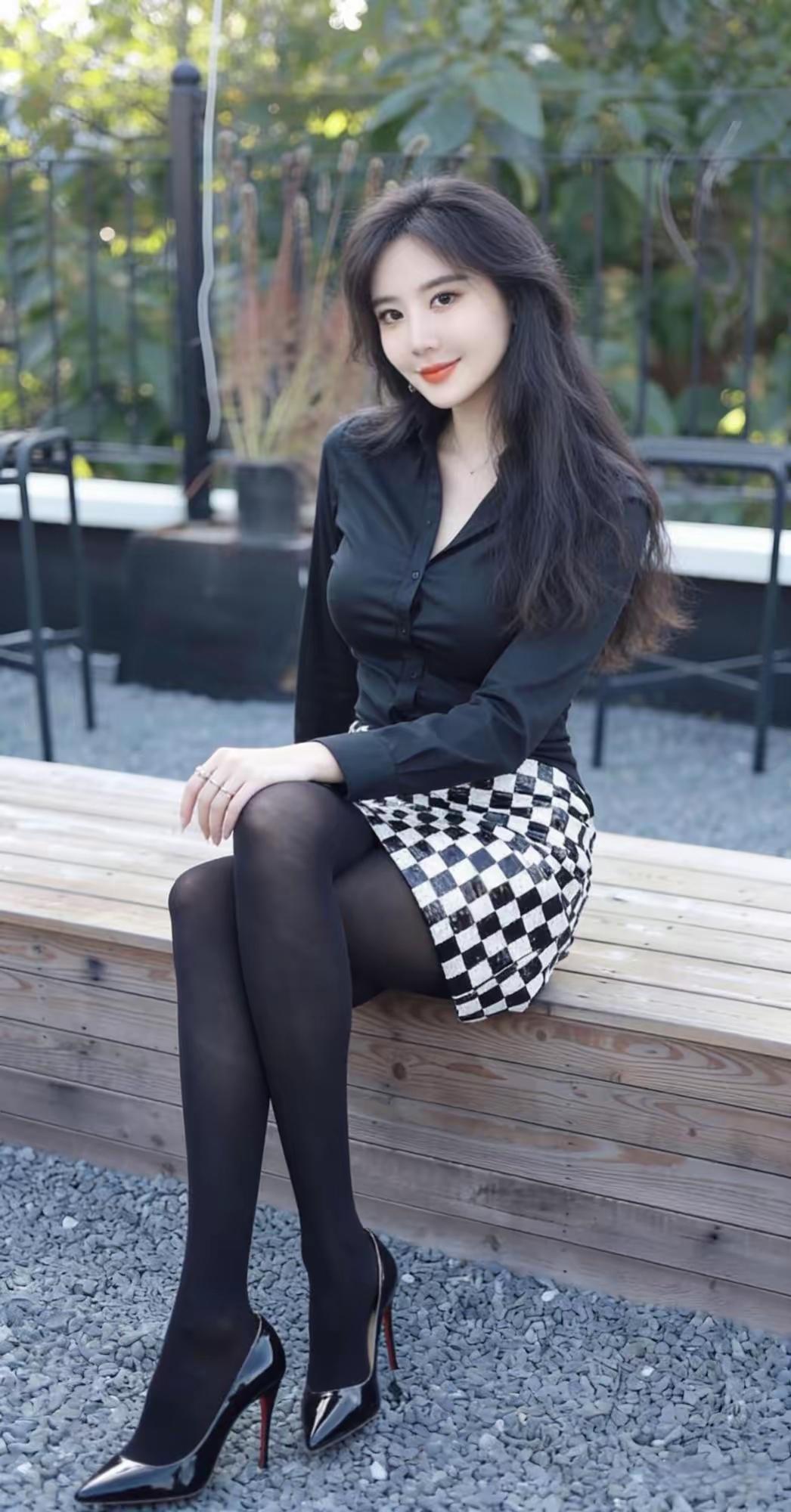 红妆美人倚栏坐，黑衫映影入画来。