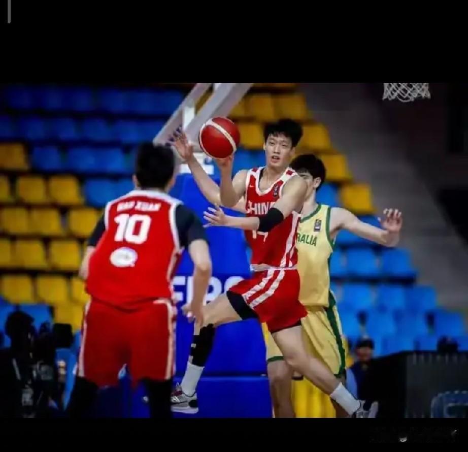 虽败犹荣！U18男篮惜败澳洲夺亚，三大天才新星爆发，男篮后继有人

 
万众瞩目