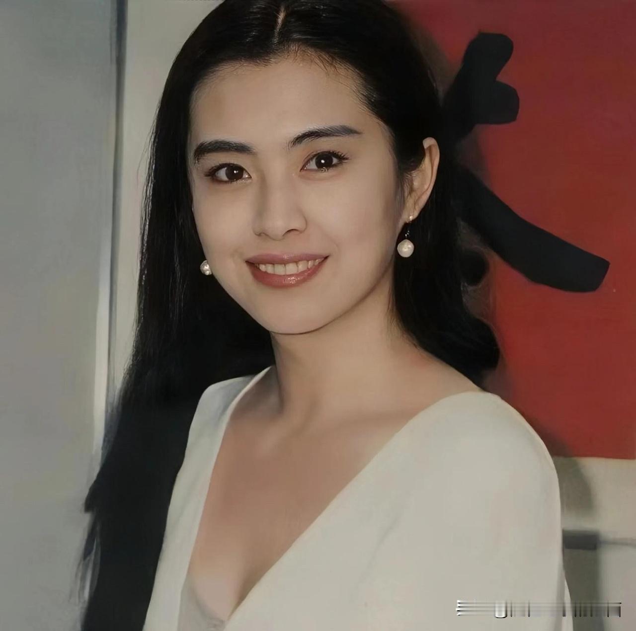 她是有独特气质之美的美女，跟李嘉欣一样是曾经最美的港星，有大姐风范，有气场。她皮