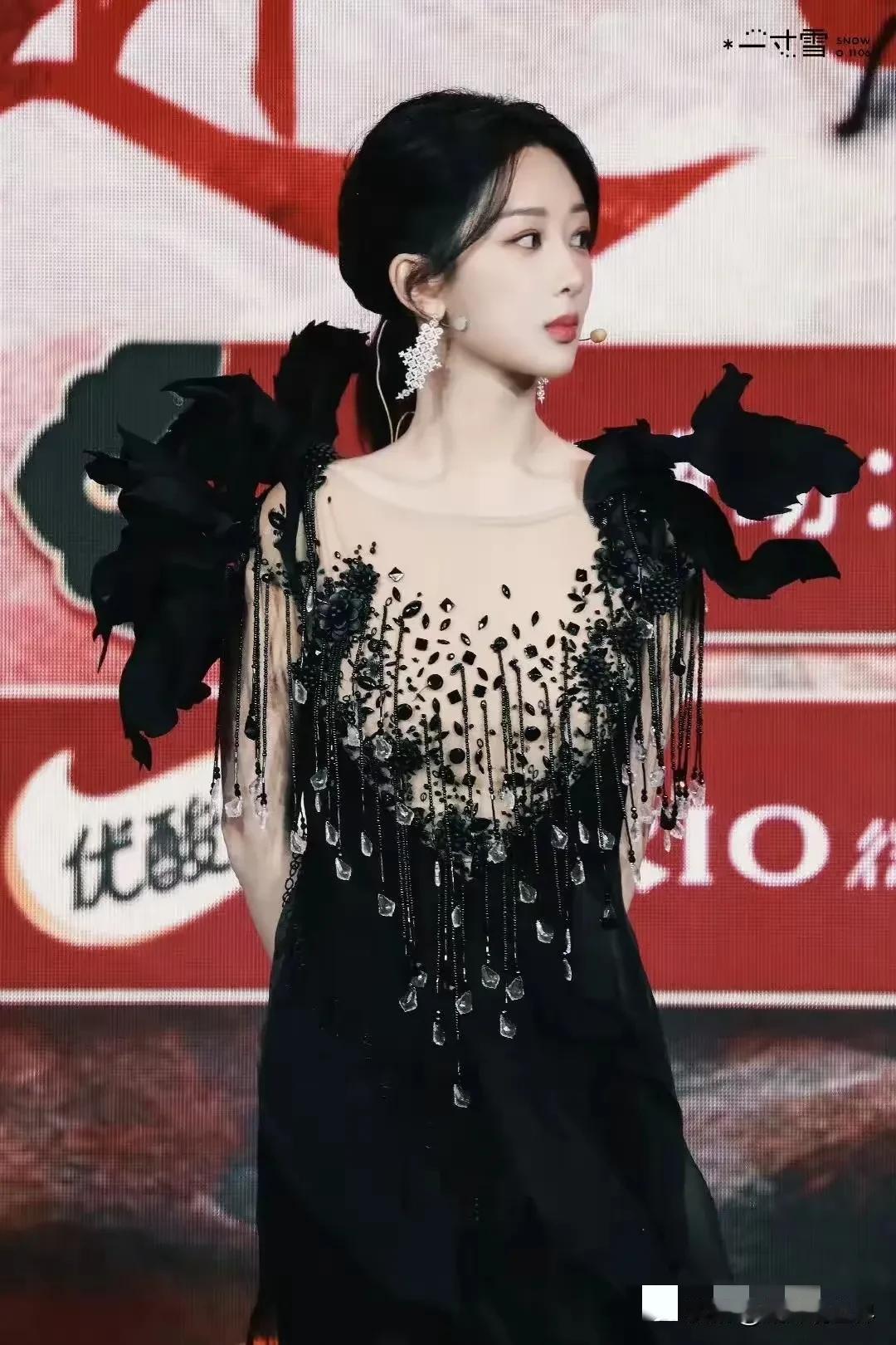 杨紫越来越有女人味了！在最美的年华尽情绽放！[送心]
现在的她，最缺的应该就是如