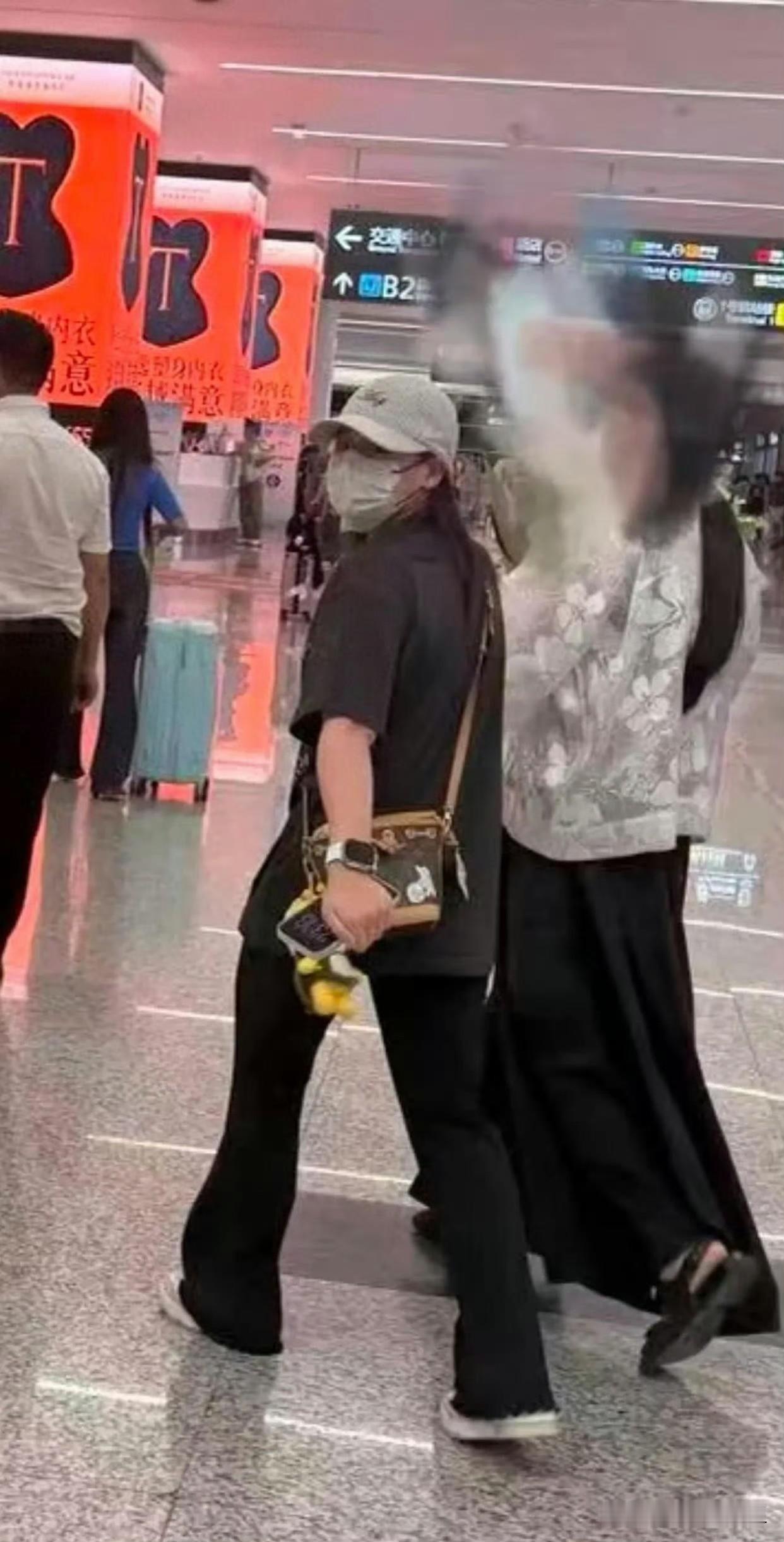 全红婵的暑假时间到了
最近又现身成都
个子看起来高高瘦瘦
背着LV小包
全家有女