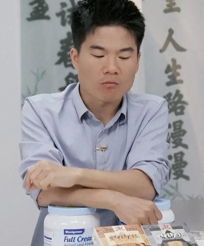 在看在宇辉同行直播间买的《我的阿勒泰》，李娟在有关外婆那段描述中写道：再给我舀一
