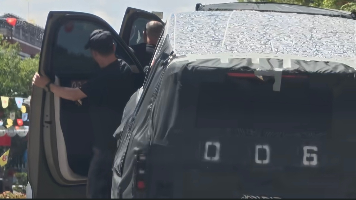 小米新车“小米YU9”这车门赶得上我家大门了 ​​​