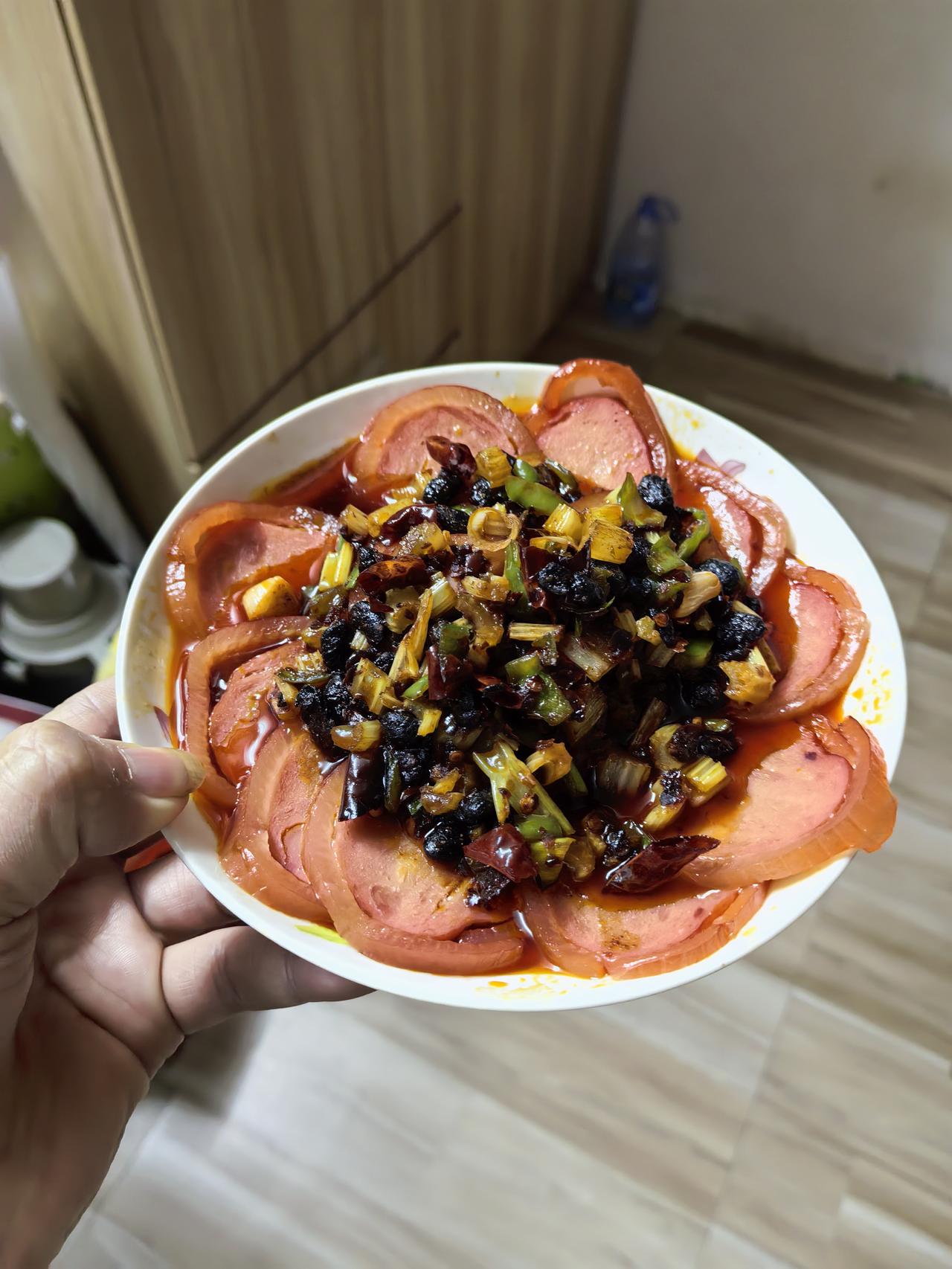 一句话概括，幸福是什么⊙∀⊙？幸福是下班回家有热饭，抬头能看见喜欢的人，手边有热