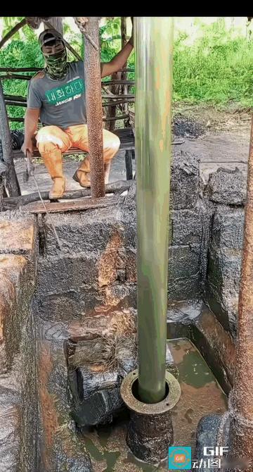 这是印尼私人石油开采井

这种小油井在当地很多，大多以家庭式作坊存在，

基础设