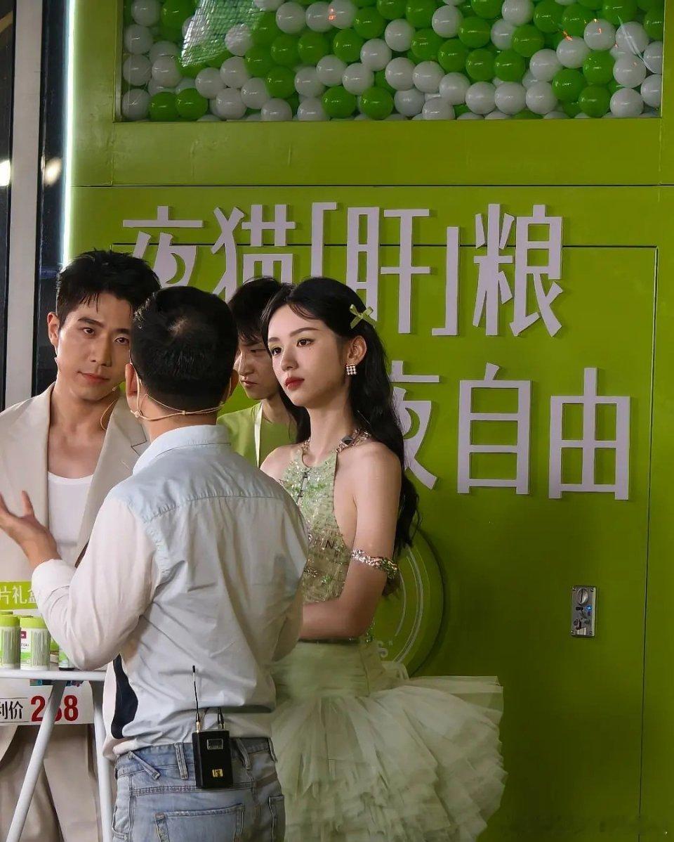 今天是淡绿色的周也啊，俏皮可爱，像小鸭子一样[鼓掌] ​​​