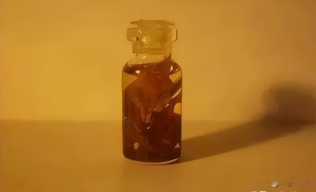 2012年，一则关于“辣条用尸油制作”的帖子在互联网上引爆恐慌。


就在短短几