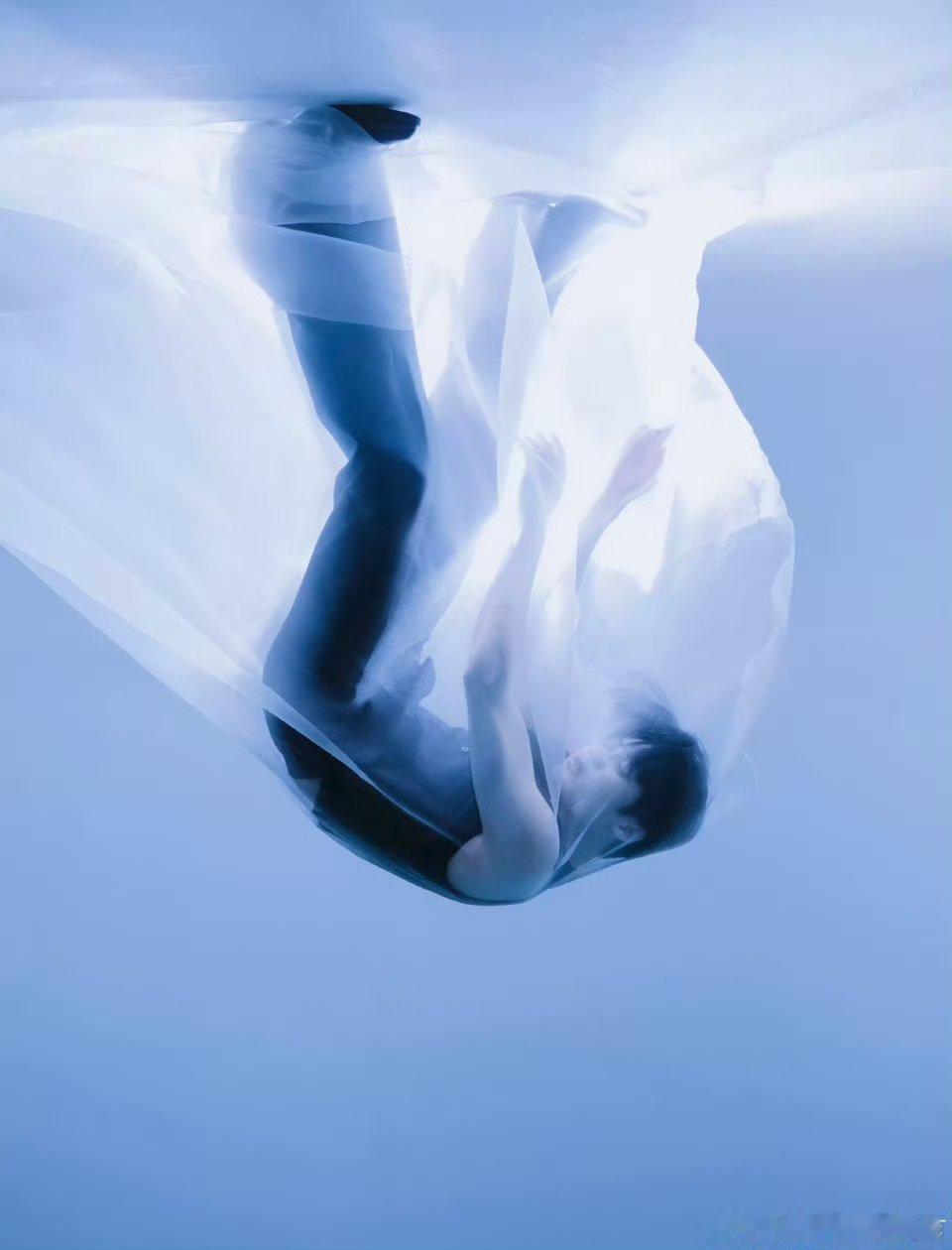 檀健次的出发图，直接按杂志封面规格来！骨相优越+穿搭张力，随手一拍就是复古摩登画