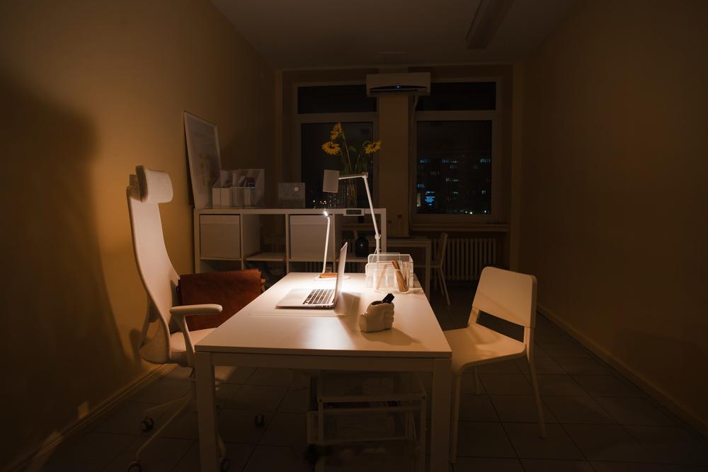 工程师猝死倒地后工作群还在轰炸生活压力大工作压力大啊37岁工程师张亮，长期加班，