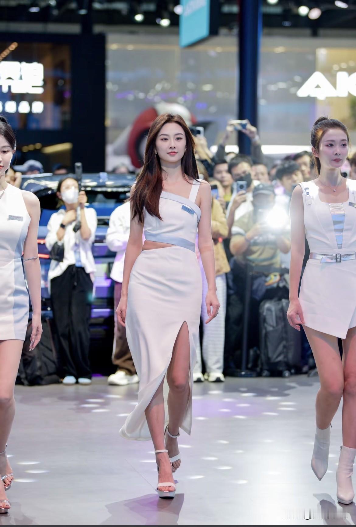 什么样的女生让人一见难忘?不是生活有意思，是努力打扮后，热爱生活才有意思。