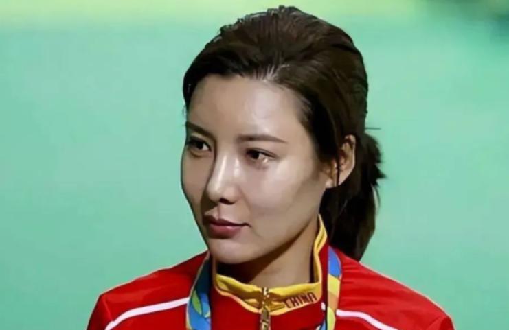 2008年，北京奥运上，杜丽对师弟庞伟说：“你向我求婚吧，我老了，不想等了。”庞