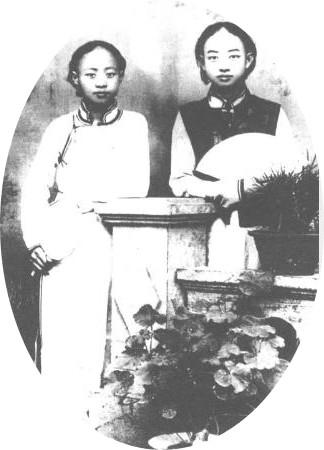 梅兰芳与幼时学艺伙伴姚玉芙(左)