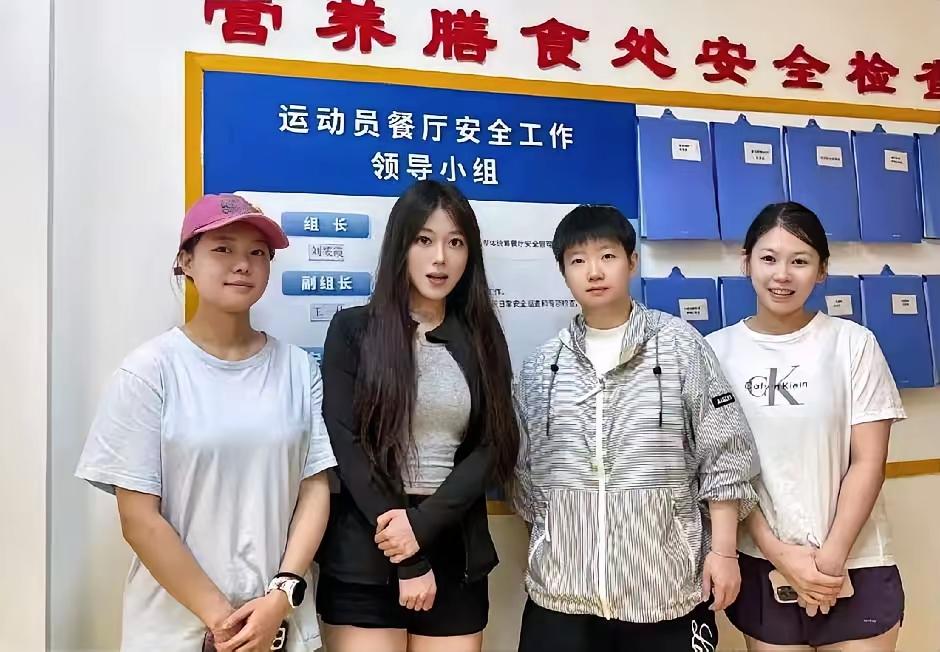 嘿嘿！
“饭圈儿”来袭喽：
莎莎来吃饭
被餐厅小组的人拉着照了张相
真“饭圈儿”