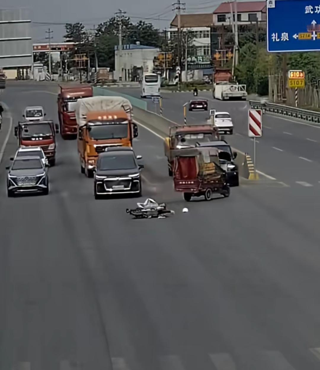 车流密集的公路上，突发事故打破了日常的平静。白色轿车与车辆发生碰撞，现场一片狼藉