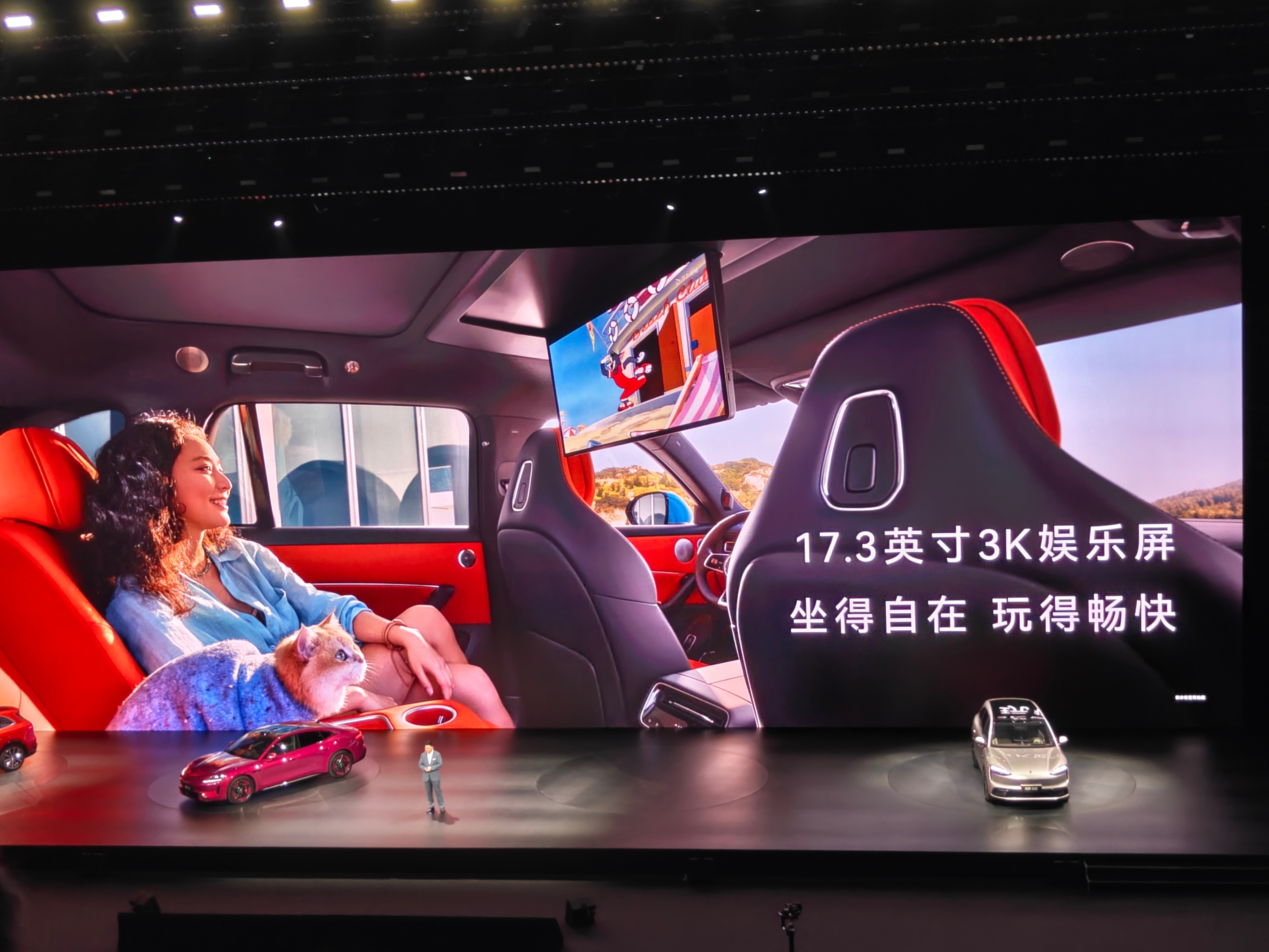 问界 M6 来了，提供星夜紫、钛空银、流光青、脉冲蓝、活力橙、曜石黑、暖云白七款