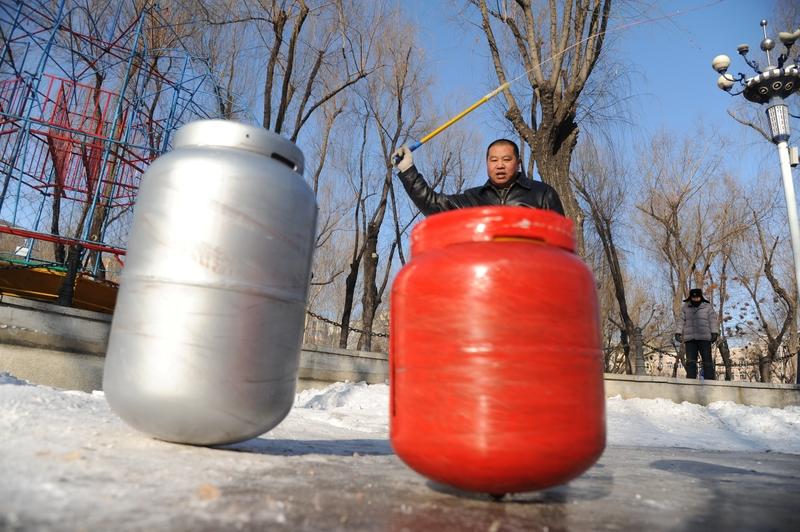 要说今年谁是最不怕冷的人，有两类人不得不提。
在黑龙江望奎县植物园冰雪乐园的天然